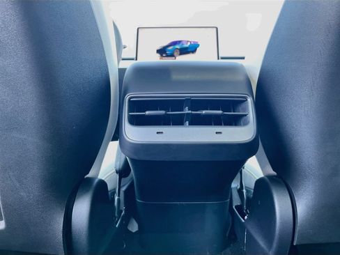 Used 2024 Tesla Model Y Long Range AWD/4WD image 24
