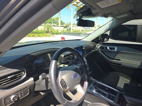 Used 2022 Ford Explorer XLT w/ Equipment Group 202A image 8