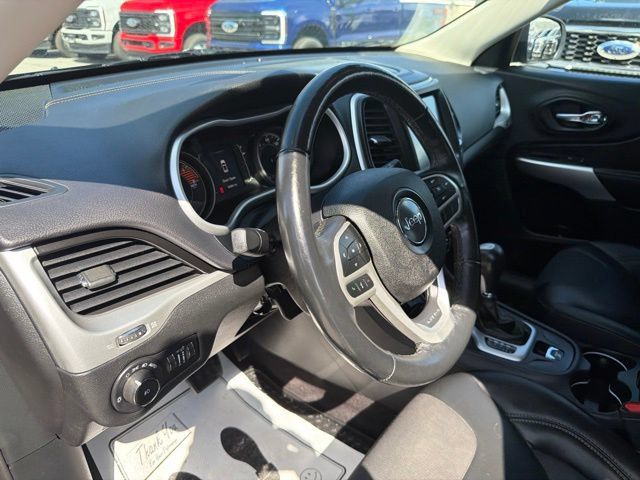 Used 2018 Jeep Cherokee Latitude Plus w/ Cold Weather Group AWD/4WD image 21