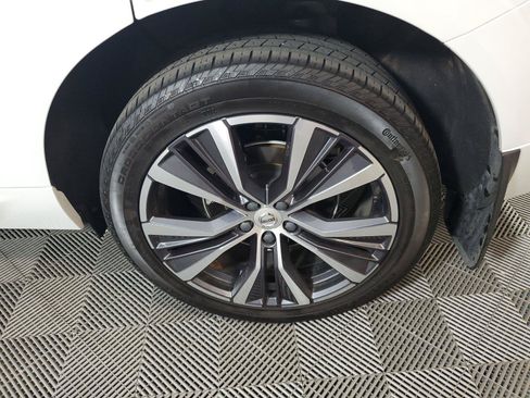 Used 2022 Volvo XC60 B5 Momentum w/ Climate Package FWD image 11