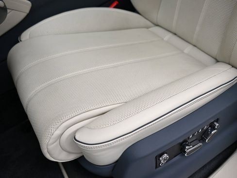 Certified 2025 Bentley Bentayga Extended Wheelbase image 17