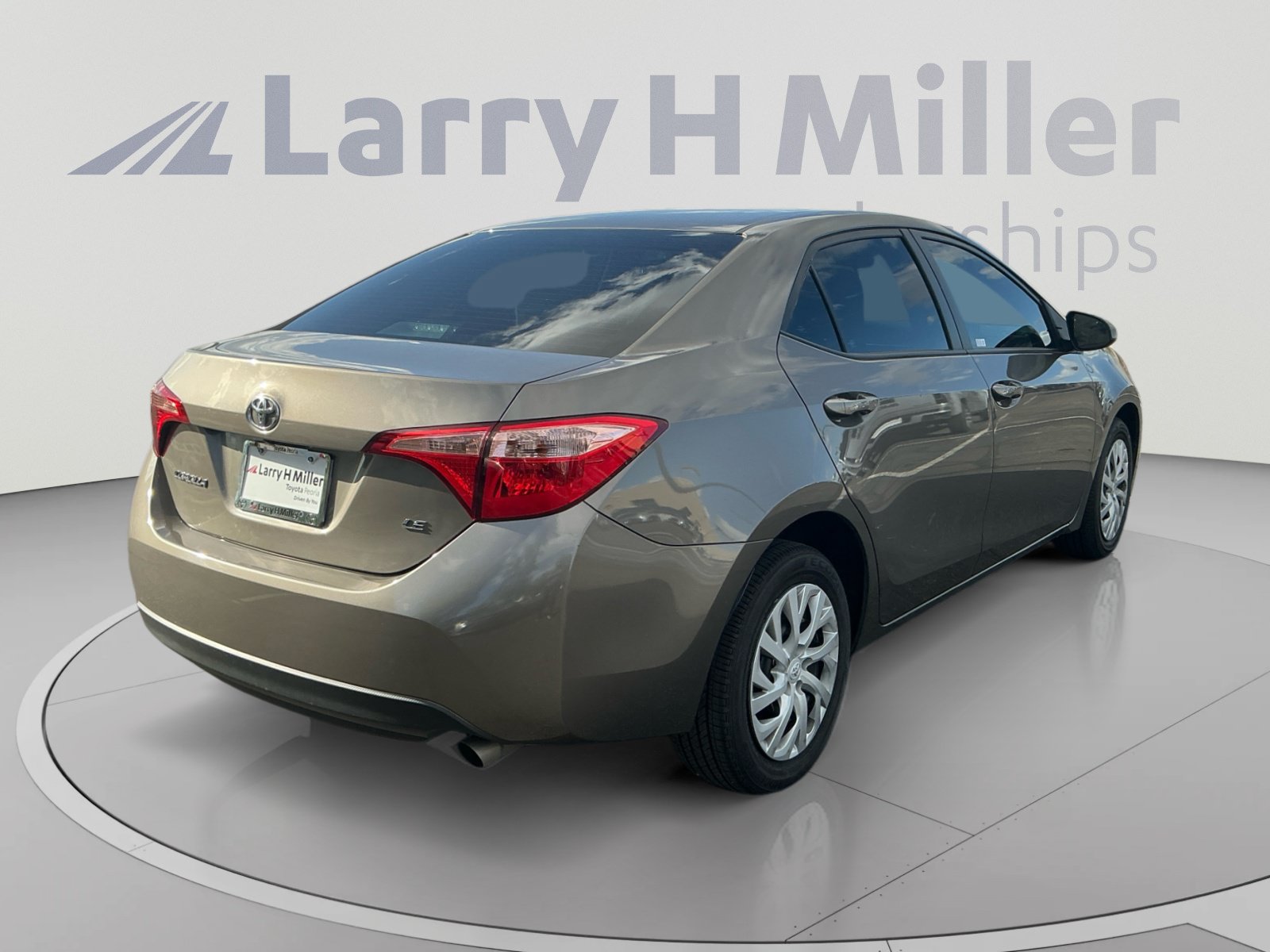 Used 2019 Toyota Corolla LE w/ Carpet Mat Package (TMS) FWD image 5