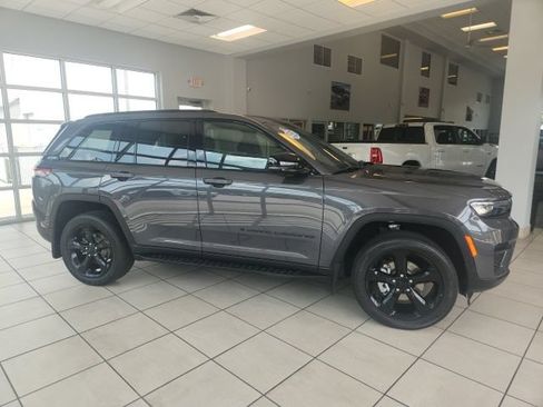 Used 2025 Jeep Grand Cherokee Altitude AWD/4WD image 13