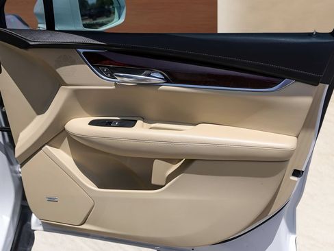 Used 2017 Cadillac XT5 Premium Luxury FWD image 29