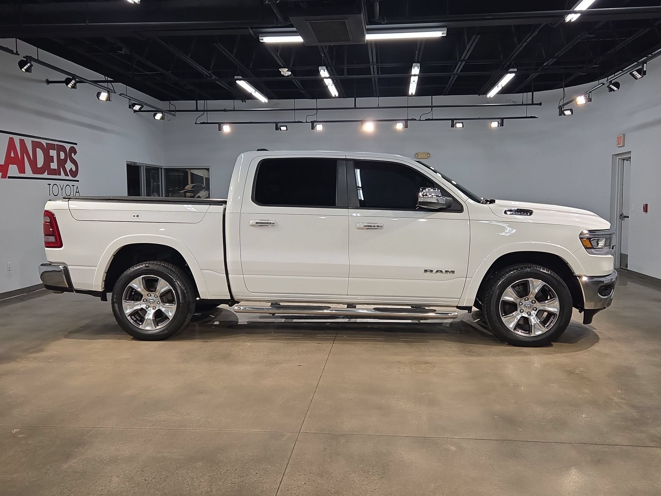 Used 2019 RAM 1500 Laramie AWD/4WD image 8