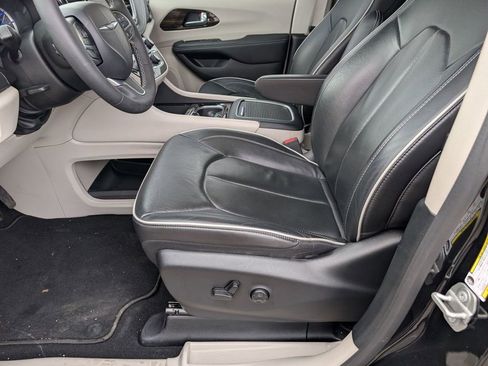 Used 2023 Chrysler Pacifica Limited image 21