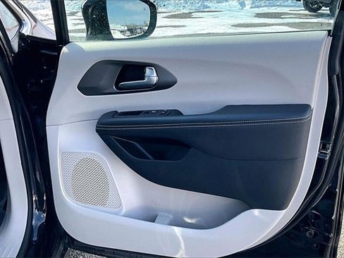 Used 2024 Chrysler Pacifica Touring-L image 24
