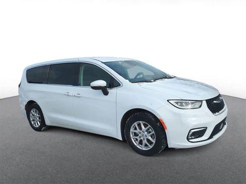Used 2023 Chrysler Pacifica Touring-L image 2