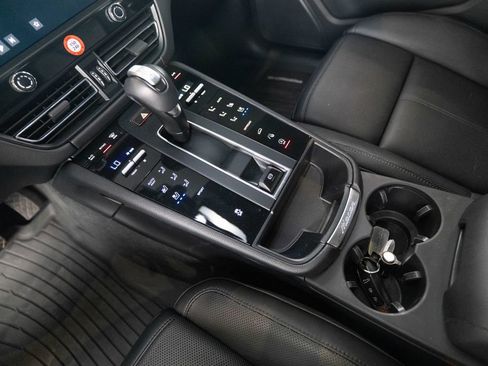 Certified 2025 Porsche Macan AWD/4WD image 25
