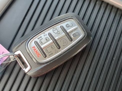 Used 2024 Chrysler Pacifica Limited FWD image 32