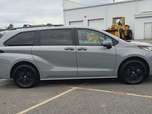 Used 2025 Toyota Sienna XLE Woodland Edition AWD/4WD image 9