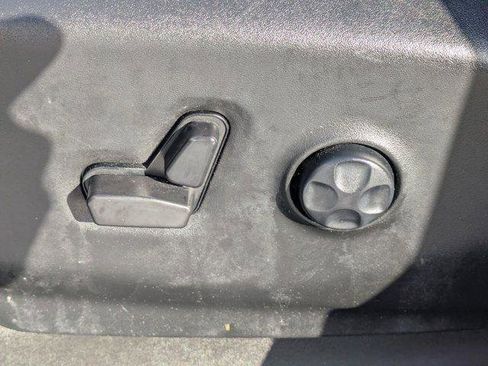 Certified 2025 Chrysler Pacifica Select image 17