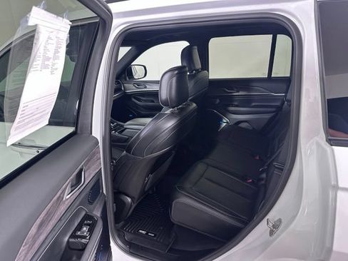 Used 2022 Jeep Grand Cherokee Overland AWD/4WD image 15