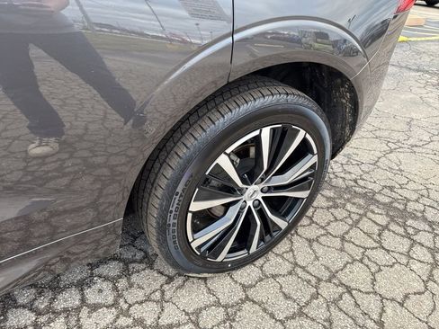Used 2025 Volvo XC60 B5 Plus image 21