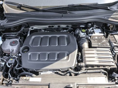 Used 2025 Volkswagen Tiguan SE image 39