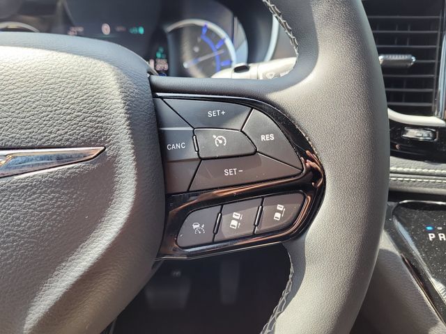 Used 2024 Chrysler Pacifica Limited FWD image 25