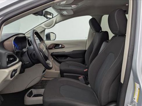 Used 2023 Chrysler Voyager LX FWD image 16