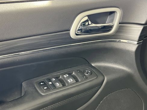 Used 2022 Jeep Grand Cherokee Limited image 17