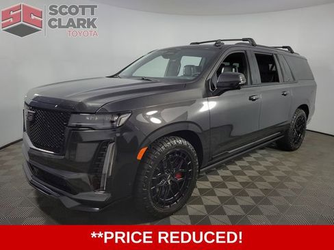 Used 2024 Cadillac Escalade ESV V image 2