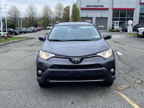 Used 2018 Toyota RAV4 XLE AWD/4WD image 2