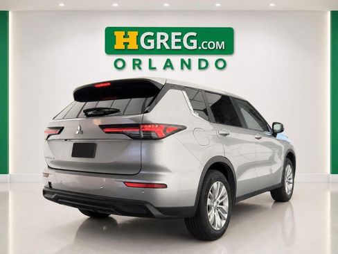 Used 2025 Mitsubishi Outlander ES FWD image 6