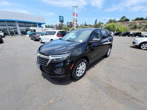 Used 2023 Chevrolet Equinox LS w/ LS Convenience Package FWD image 4