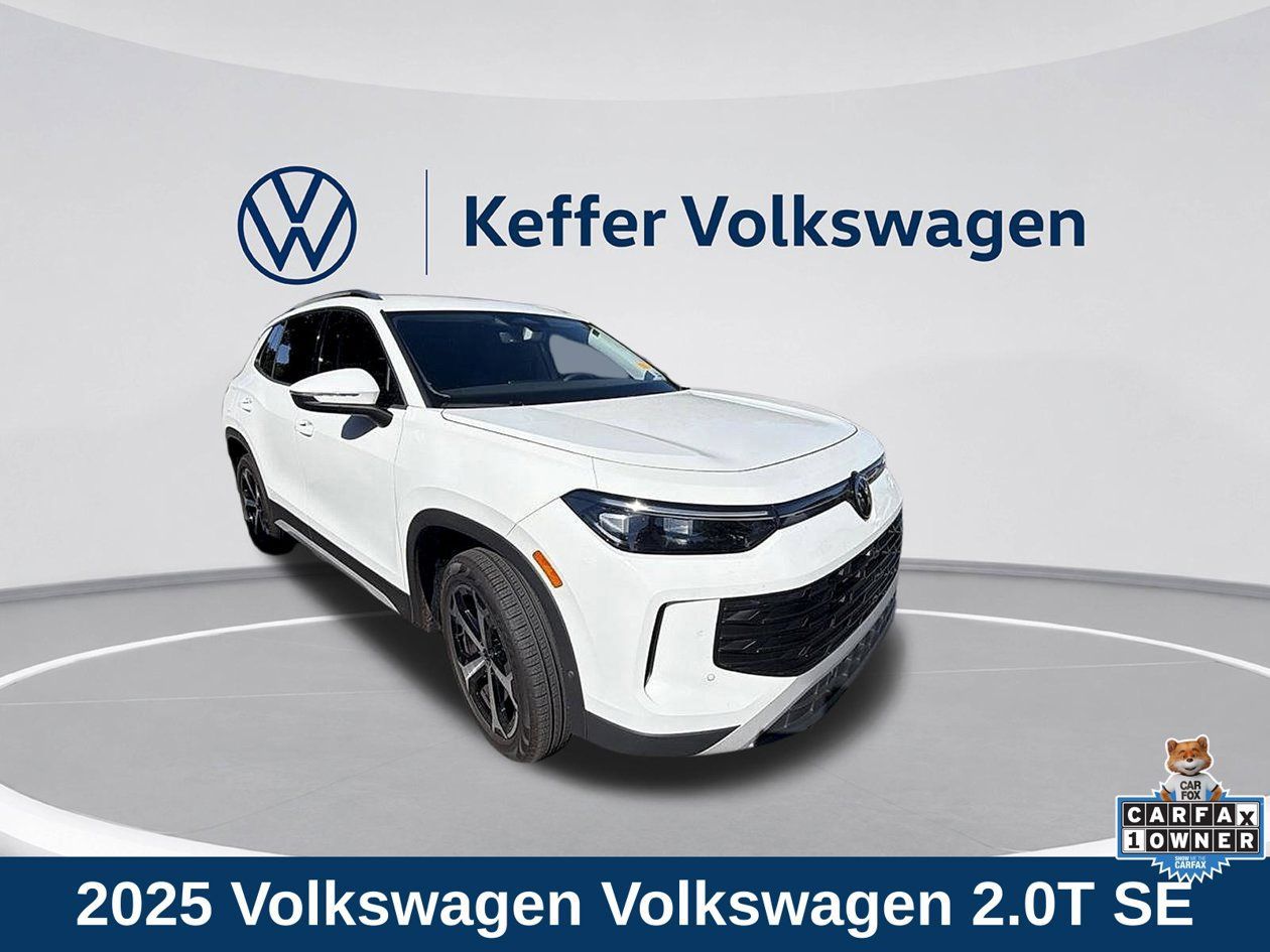 Used 2025 Volkswagen Tiguan SE AWD/4WD image 1