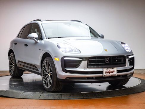 Certified 2025 Porsche Macan image 14