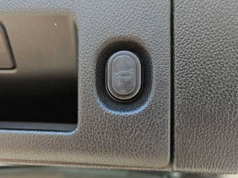Used 2015 Cadillac Escalade ESV Premium AWD/4WD image 18