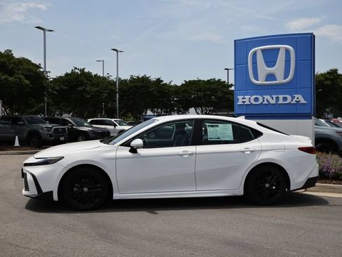 Used 2025 Toyota Camry SE FWD image 4