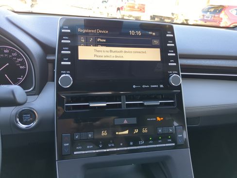 Used 2019 Toyota Avalon Limited image 26