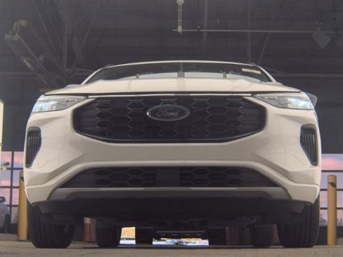 Used 2024 Ford Escape ST-Line w/ Tech Pack #1 AWD/4WD image 4