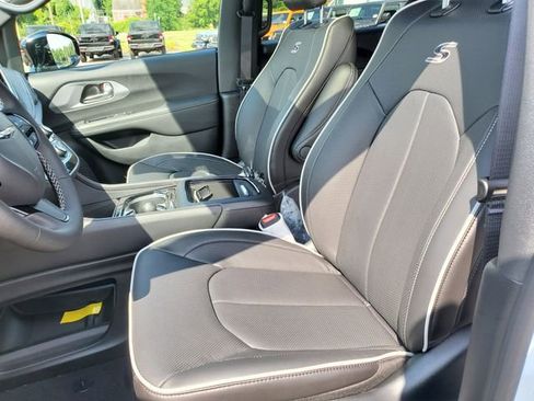 New 2026 Chrysler Pacifica Limited w/ S Appearance Package image 15