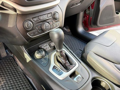 Used 2018 Jeep Cherokee Trailhawk w/ Quick Order Package 27L AWD/4WD image 11