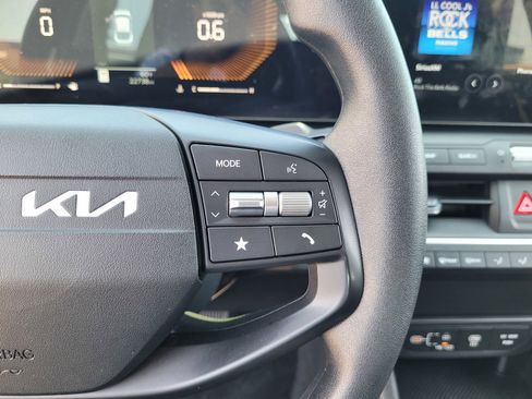 Used 2025 Kia K4 LXS image 23