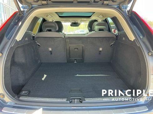 Certified 2021 Volvo XC60 T5 Momentum w/ Premium Package image 11