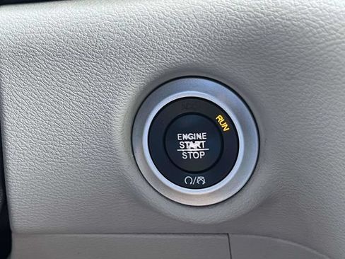 Used 2018 Chrysler Pacifica Touring-L FWD image 32