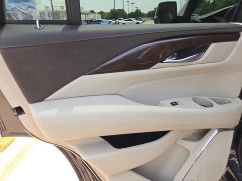 Used 2017 Cadillac Escalade Premium Luxury AWD/4WD image 12