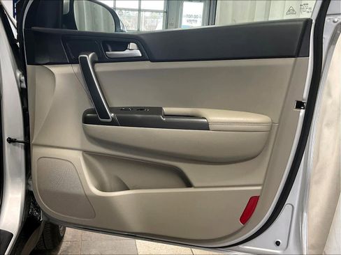 Used 2020 Kia Sportage LX image 12