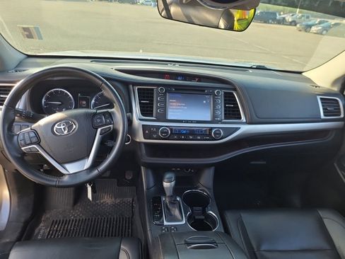 Used 2019 Toyota Highlander XLE image 11