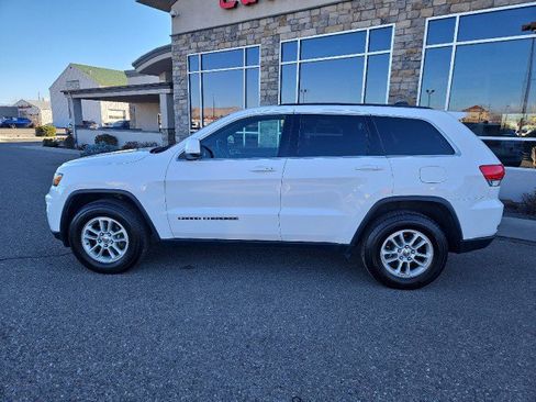 Used 2018 Jeep Grand Cherokee Laredo image 2