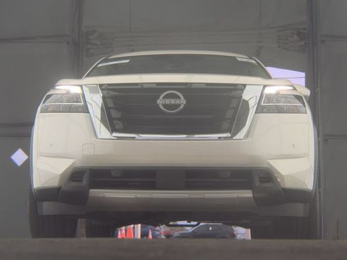 Used 2024 Nissan Pathfinder Platinum image 4