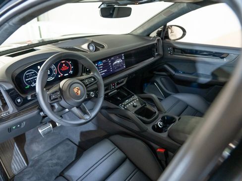Certified 2026 Porsche Cayenne GTS AWD/4WD image 4