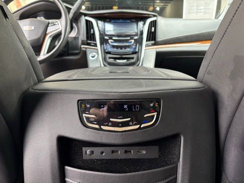 Used 2020 Cadillac Escalade Premium Luxury image 48