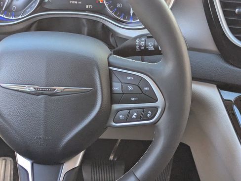 Used 2024 Chrysler Pacifica Touring-L image 18