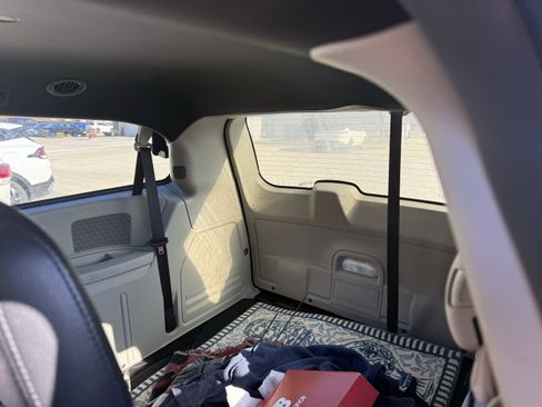 Used 2018 Dodge Grand Caravan SXT image 14