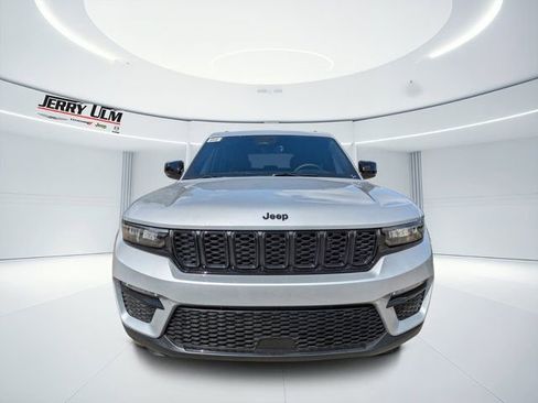 New 2025 Jeep Grand Cherokee Limited w/ Black Appearance Package RWD image 8