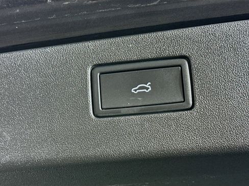 Used 2025 Volkswagen Tiguan SE image 29