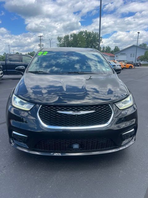 Used 2022 Chrysler Pacifica Touring-L w/ Uconnect Theater Family Group FWD image 2