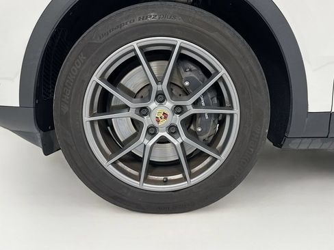 Certified 2024 Porsche Cayenne AWD/4WD image 11